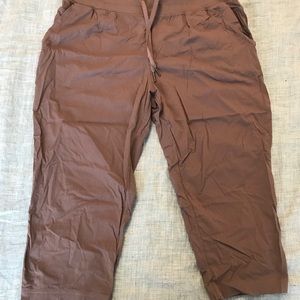Lululemon sz10 studio crop